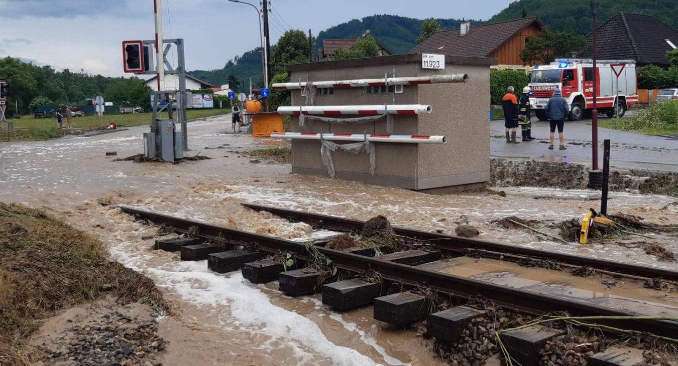 Az ausztriai árvizek miatt csak Budapestig mennek a Bécs felé közlekedő vonatok