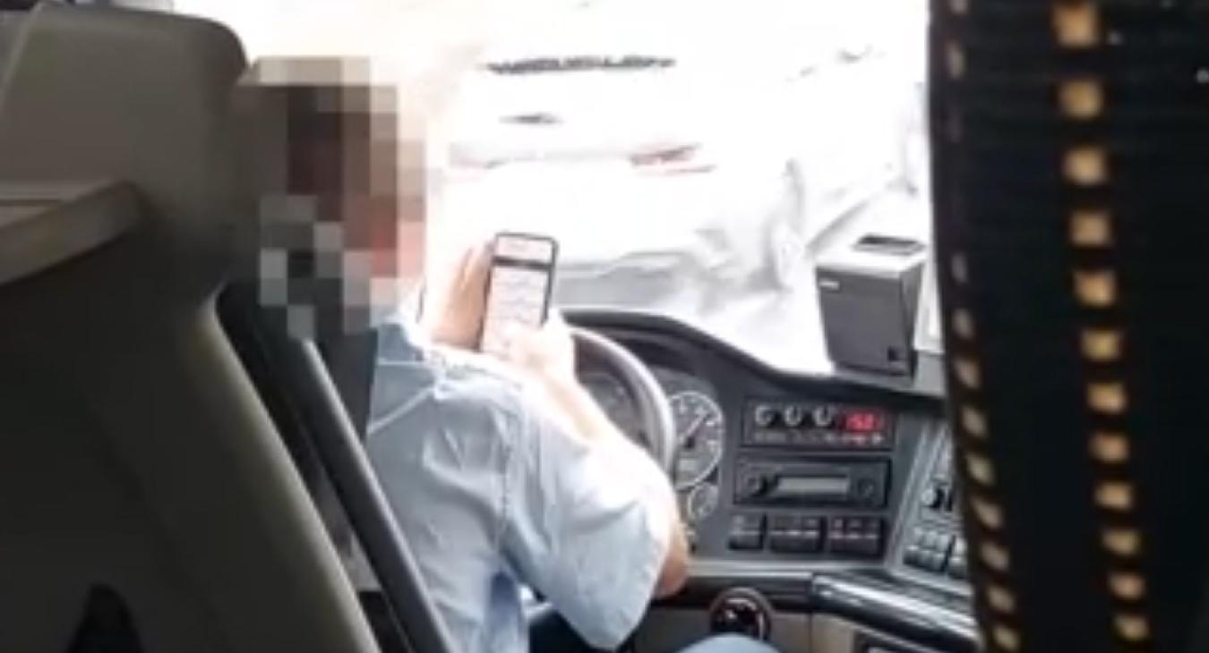 Szakadó esőben mobilozott vezetés közben a Volánbusz sofőrje - VIDEÓ