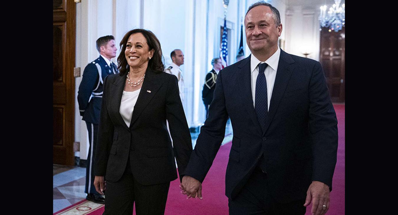 Antiszemita hirdetésekkel támadják Kamala Harris férjét