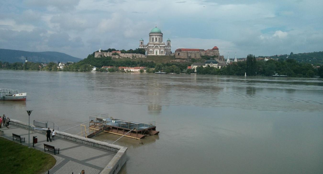 Hatalmas árhullám közelít Budapest felé 