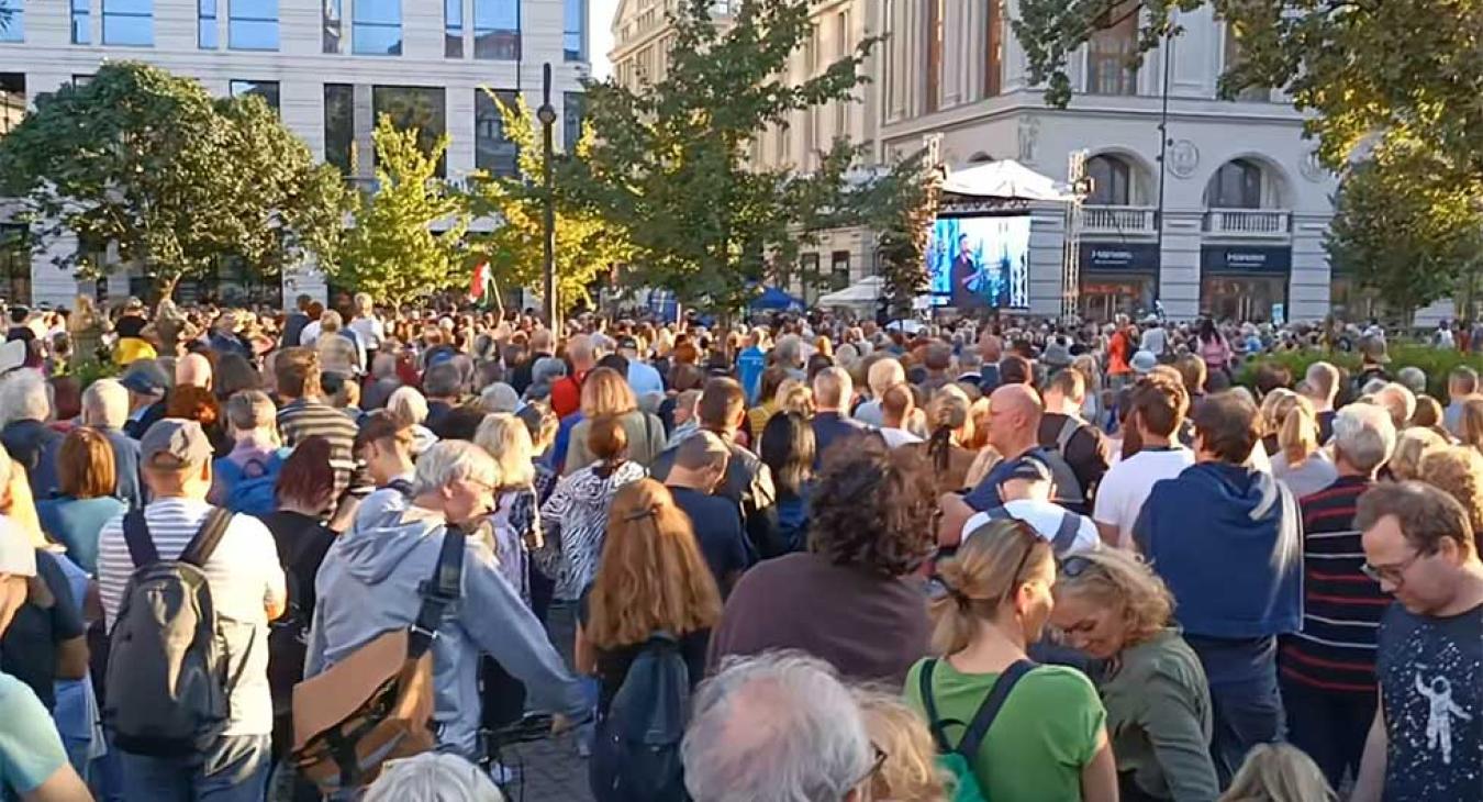 Több ezren tüntettek pénteken Iványi Gáborék mellett