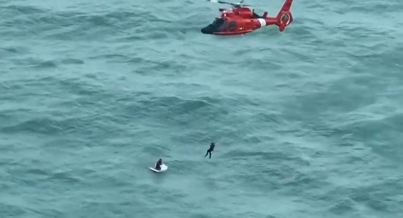 Hűtőládába kapaszkodó férfit mentettek ki a tengerből Floridában - VIDEÓ