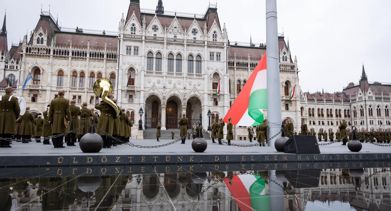 Aradi vértanúk - Felvonták, majd félárbócra engedték a nemzeti lobogót az Országház előtt