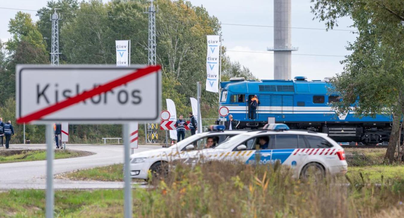 Senki nem tudja, ki engedélyezte a Mészáros Lőrinc érdekeltségű cégnek, hogy lezárjon egy vasúti átjárót az építkezés megtekintése miatt 