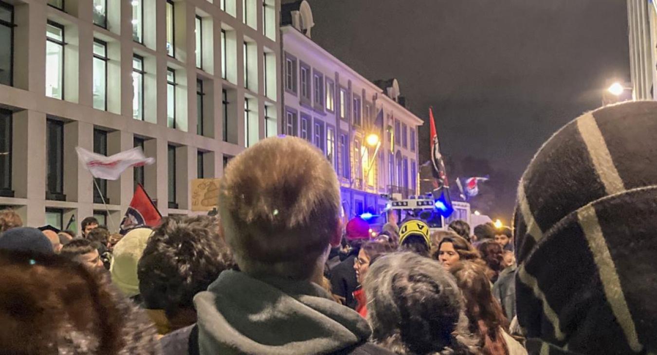 Nagy tömeg tüntetett a brüsszeli Magyar Háznál