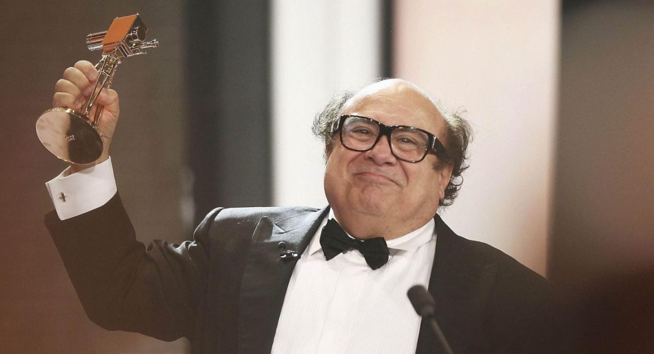 Fodrász, vurstlis és parkolóőr volt, a legvonzóbb férfinak választották, és elneveztek róla egy napot – Danny DeVito 80 éves 