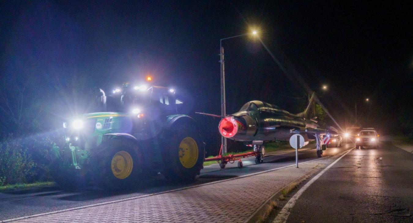 Az éj leple alatt szállították el a vadászbombázót