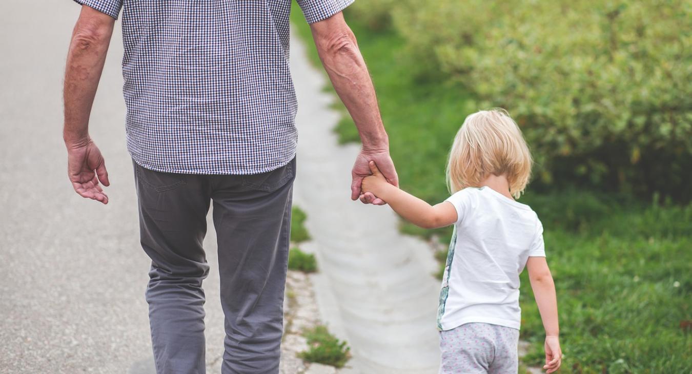 Törődés és pénzkeresés – apák a kettős elvárás nyomása alatt