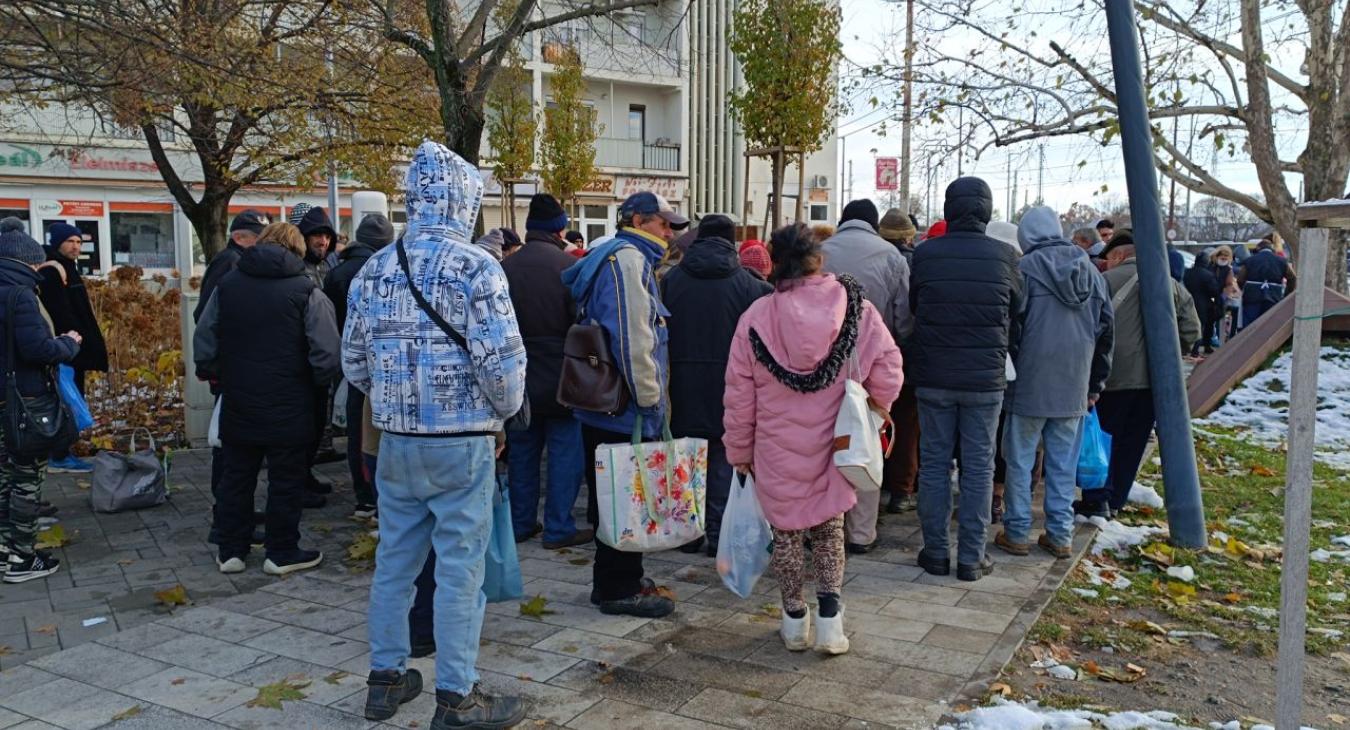 Akik az út szélén maradtak - Ételosztás "kéretlenül" Debrecenben