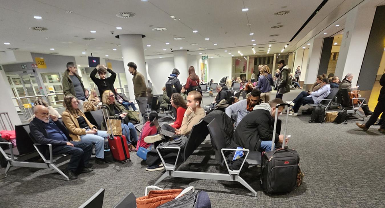 Tragikomédiába illő jelenetekkel tűzdelt 17 órát éltek át a Wizz Air utasai 