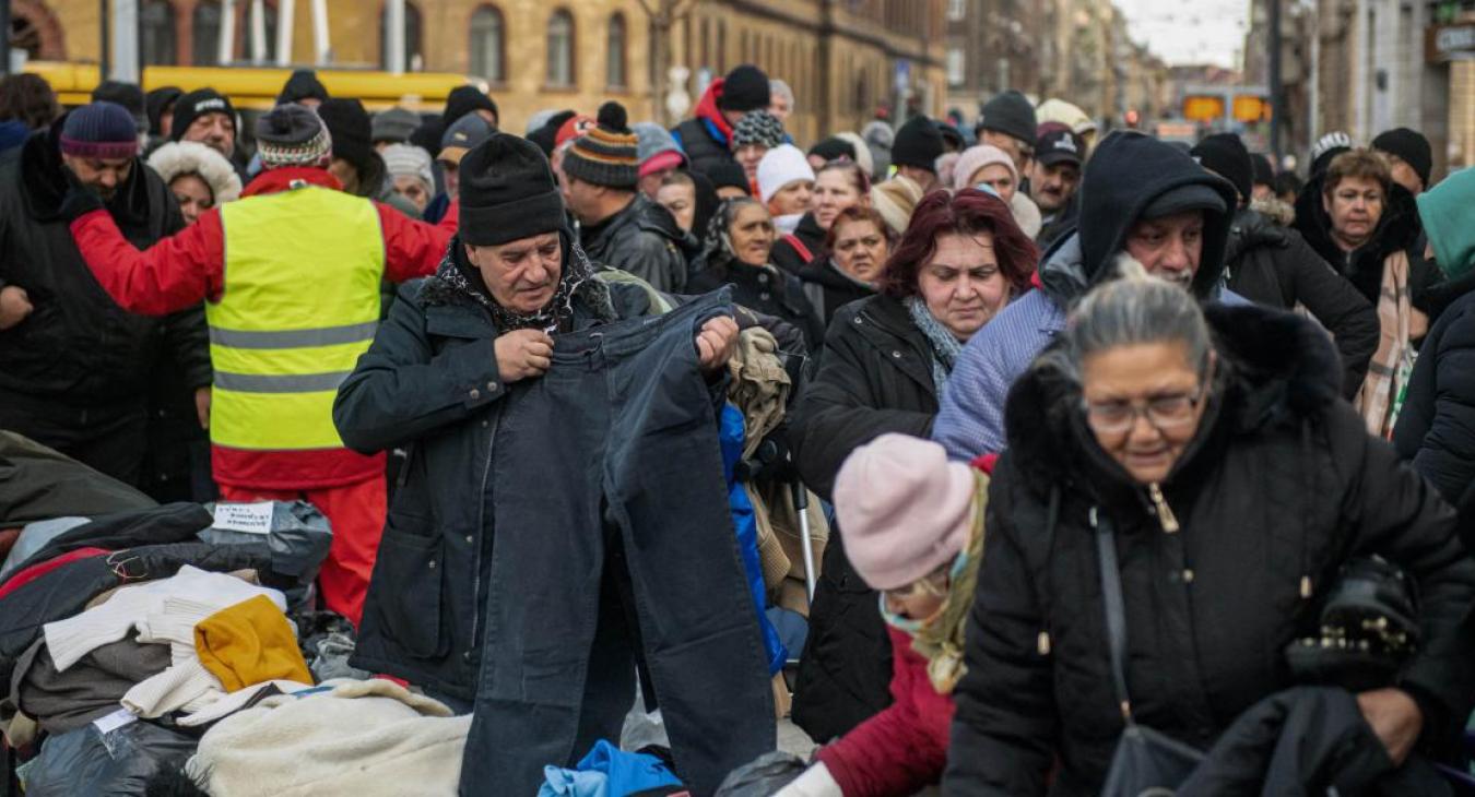 Több száz rászorulónak osztottak ételt, Iványi Gábor egyesületének gyűjtöttek adományokat a Blaha Lujza téren