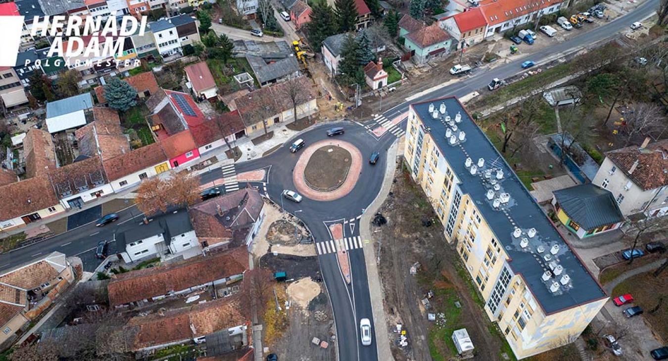 Járható a "piskóta" körforgalom Esztergomban, de a késztől nagyon messze van