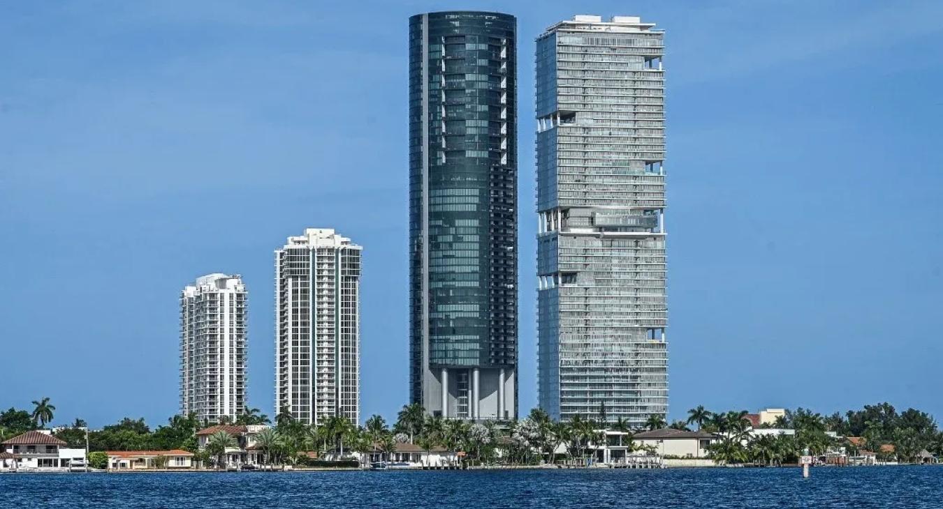 Süllyednek Florida ikonikus luxusingat-lanjai, köztük a Trump Tower III is