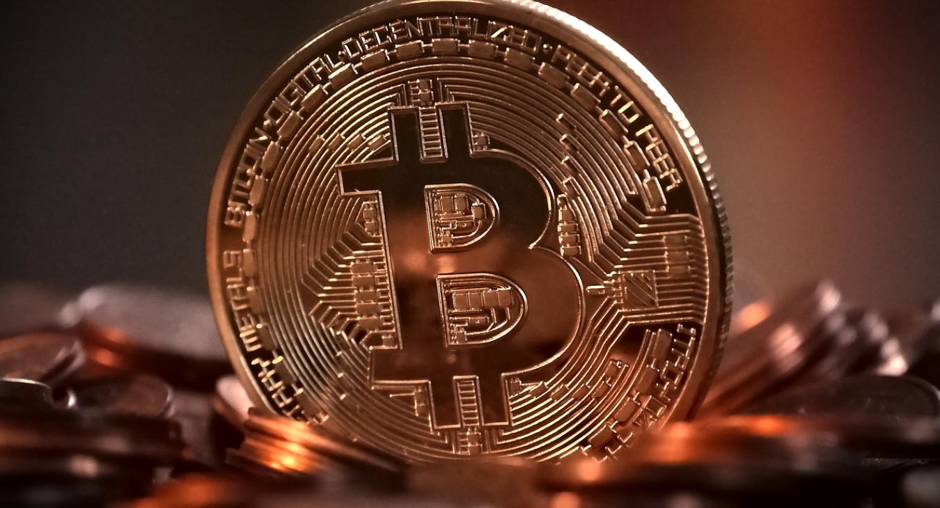 Újabb rekordon a bitcoin, 106 ezer dolláron is jegyezték