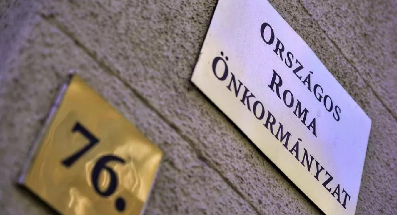 Költségvetési csalással gyanúsítanak tucatnyi roma politikust, köztük az országos önkormányzat elnökét