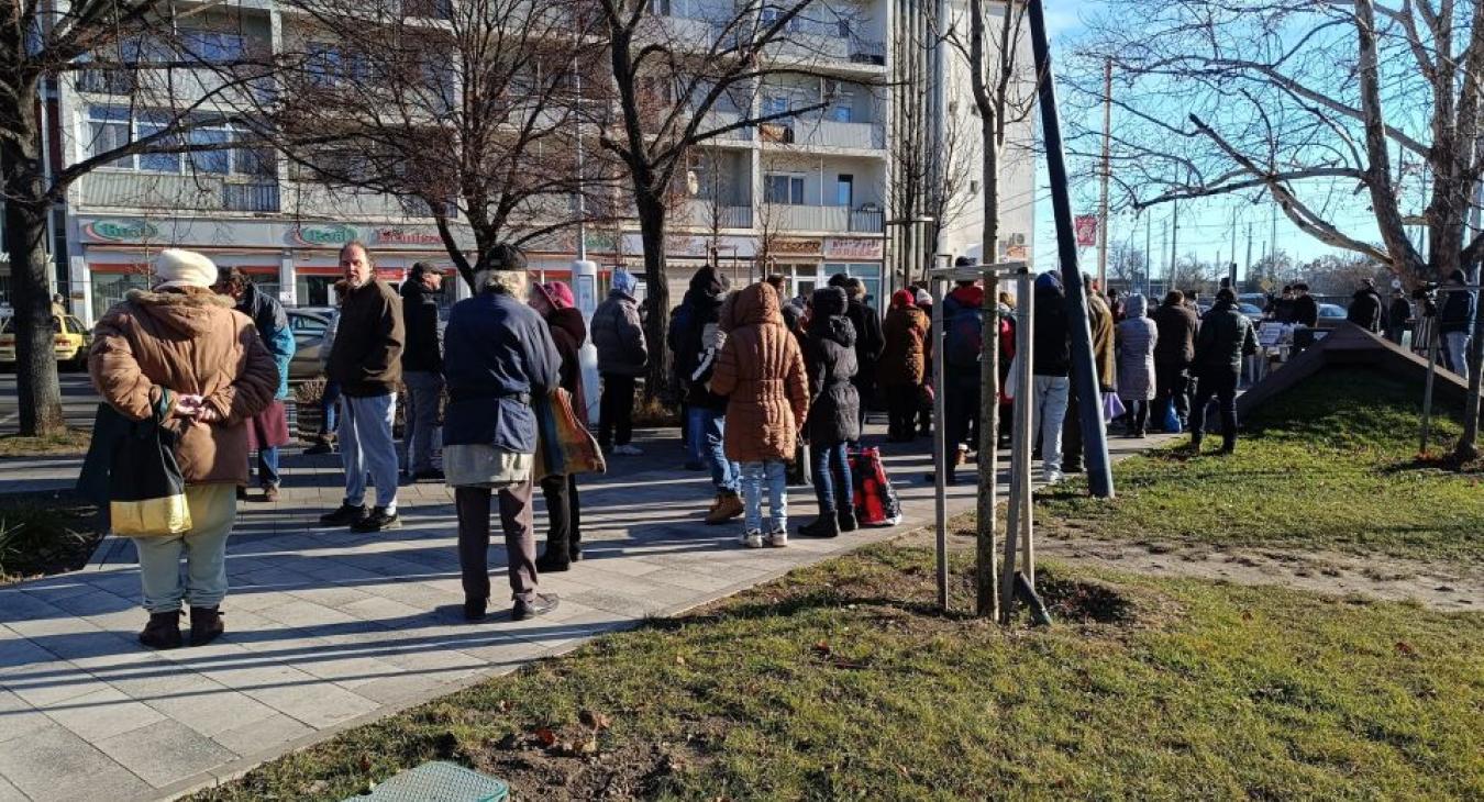 "Kedveskéim! Nekünk elfelejtettek szólni, hogy milyen jól élünk!"