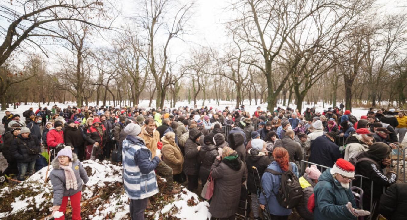 10 000 ember az ünnepi asztalnál