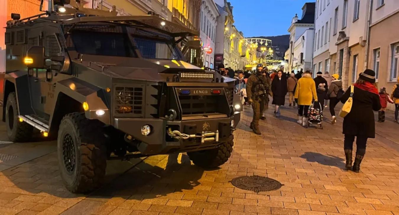 Maszkos-fegyveres tekesek jelentek meg szombaton délután a pécsi karácsonyi vásárban