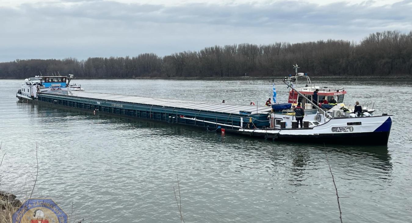 Léket kapott és süllyedni kezdett egy hajó a Dunán