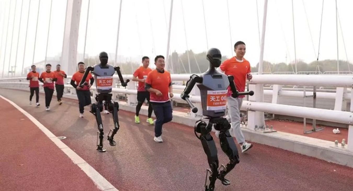 Több tucat humanoid robot készül a kínai félmaratonra