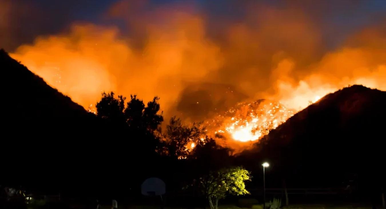 Újabb tűz tombol Los Angeles megye északi részén, tízezreket evakuálnak