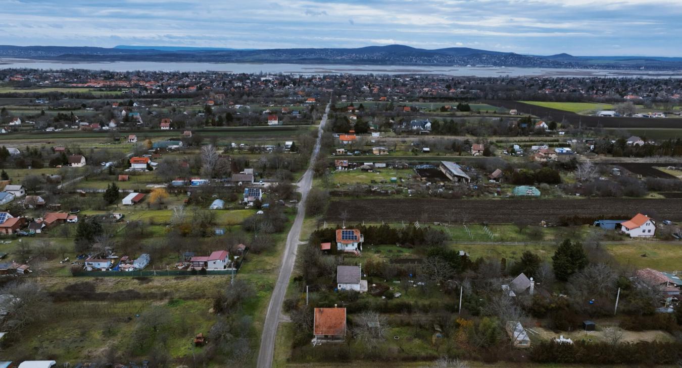 Ötszáz köbméter olaj szivárgott el egy MOL-vezetékből Gárdonynál, kerti kutakban bukkant fel