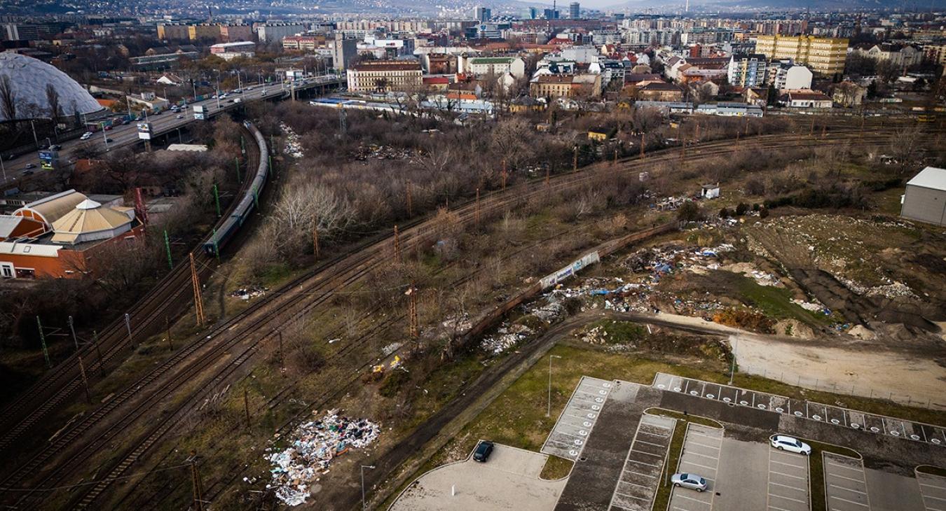 Lázár a dubaji befektetőre hivatkozik, Rózsa András szerint még mindig a MÁV felelőssége a zuglói szeméthegyek eltakarítása