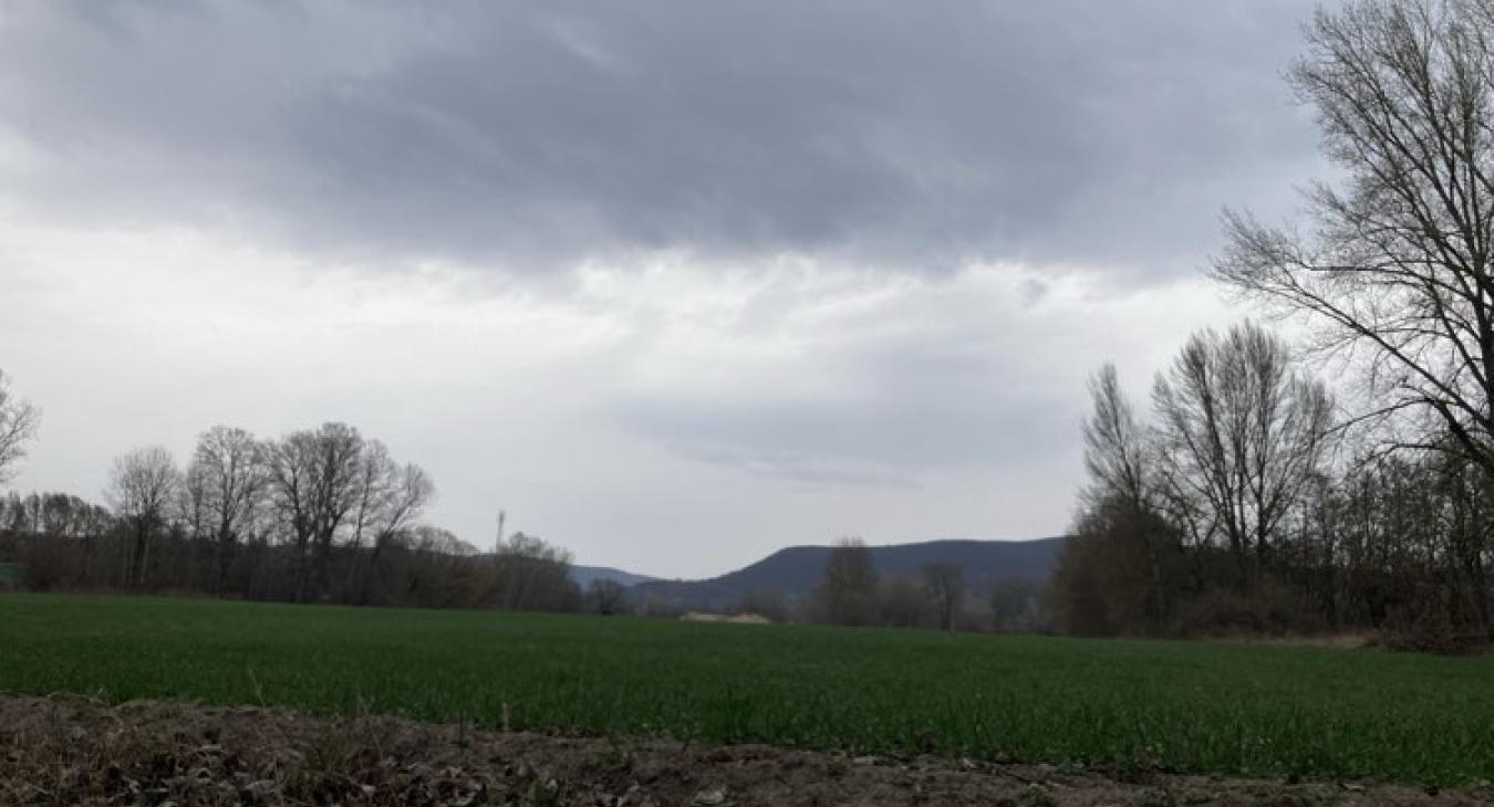 Az erősen felhős, borult időben szükség lehet az esernyőre