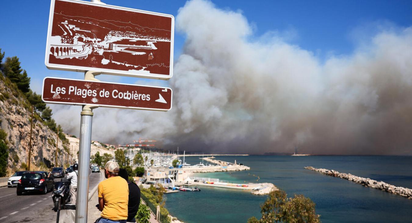 Leállt Marseille-ban a repülőtér a város körül pusztító erdőtűz miatt