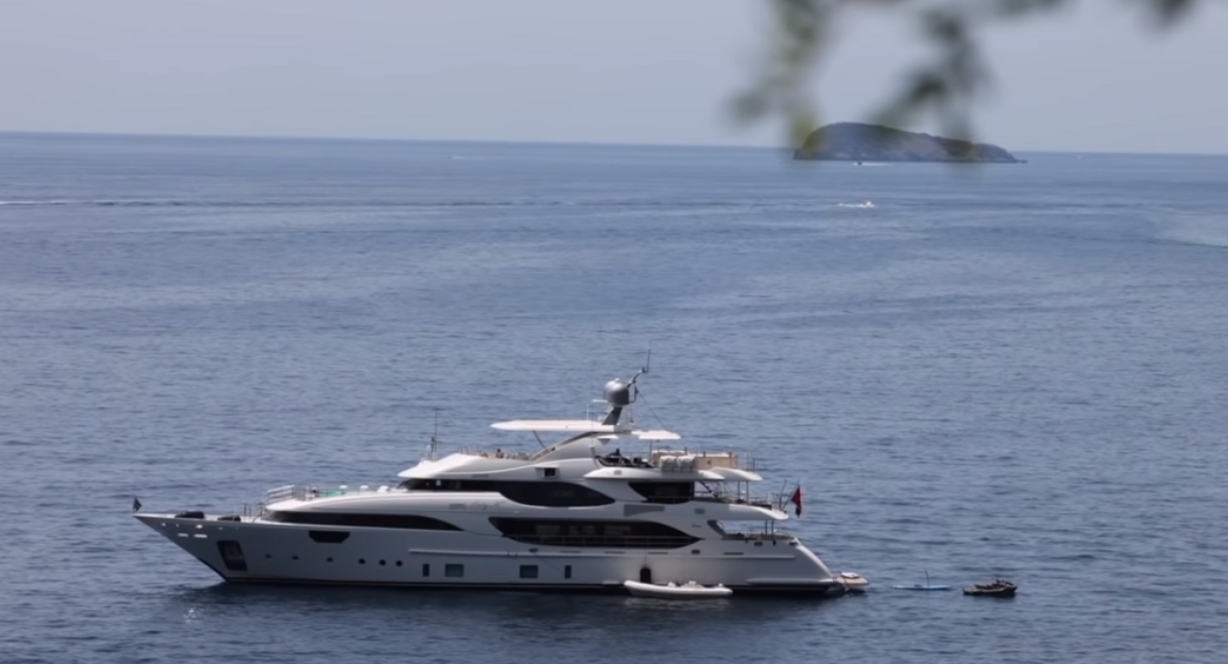 Mit jelent valójában a NER-luxus? Belülről szivárgó képek, kívülről növekvő elégedetlenség