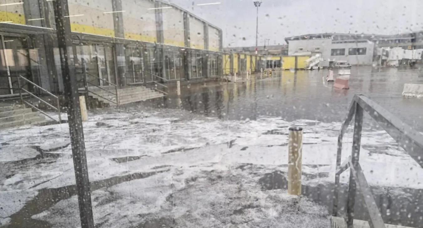 Kőkemény üzenetet kapott Magyar Péter a reptérvezértől, ezért kellett a lezárás mellett dönteni 