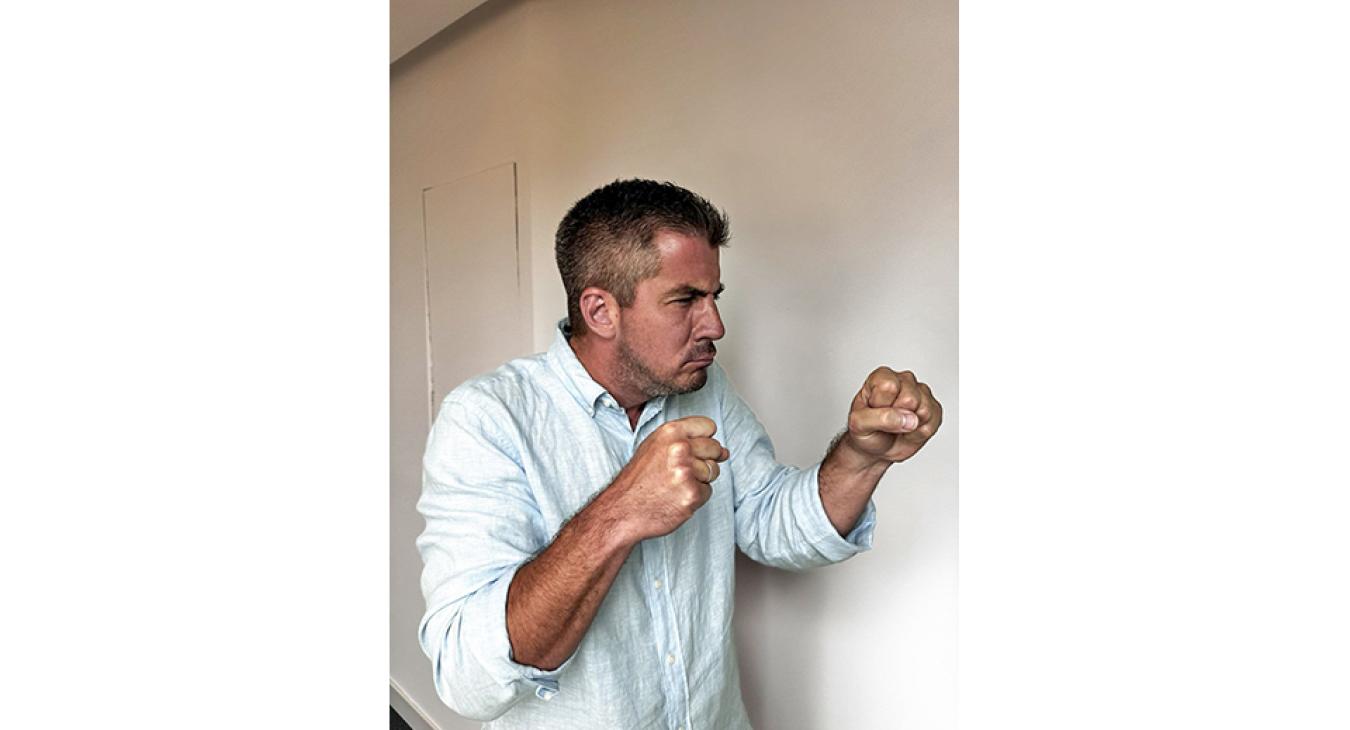 Kocsis Máté egy AI-videót posztolt Magyar Péterről, ahogy átvágja a határkerítést 