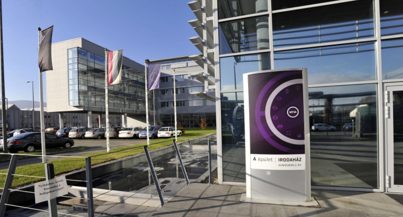 Hazugság terének nevezné át a Magyar Televízió előtti placcot az óbudai polgármester