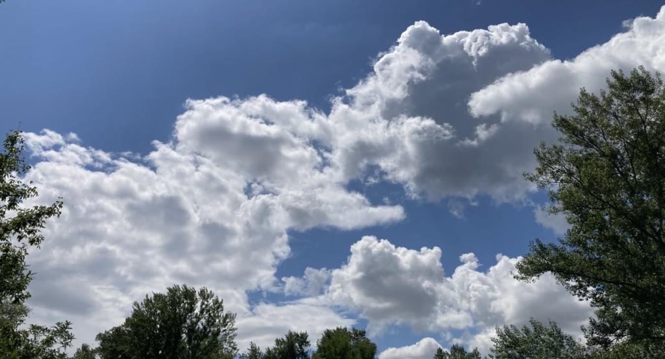 Napsütés és gomolyfelhők, egy-egy záprral, zivatarral