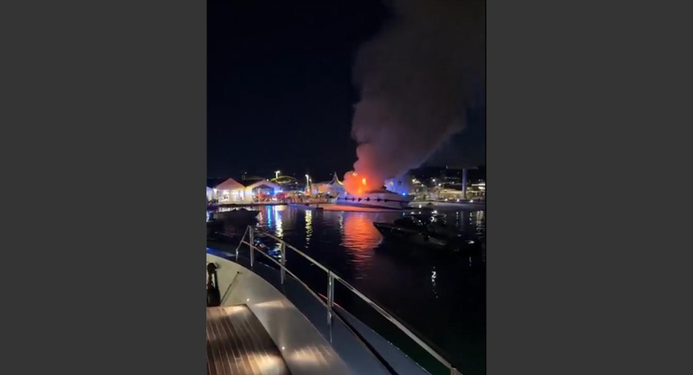 Kigyulladt Saint-Tropez kikötőjében egy szuperjacht