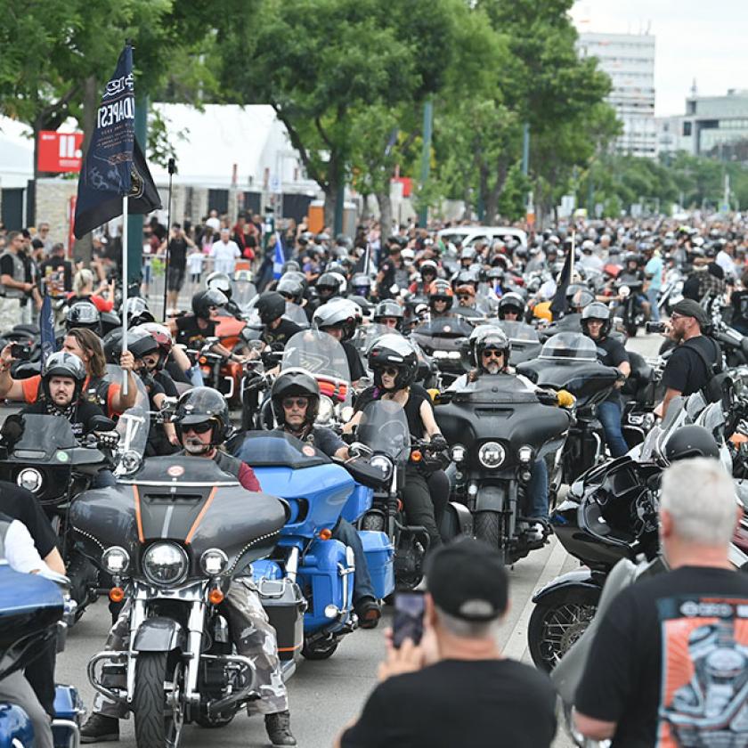 Elárasztották a fővárost a Harley-sok