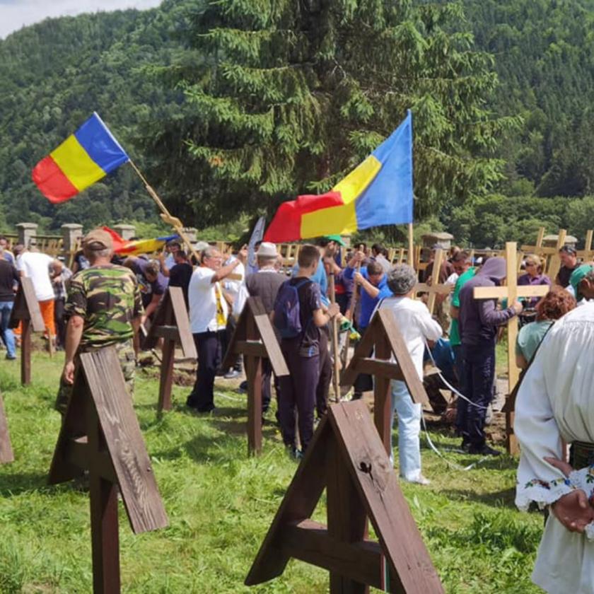 Újabb kereszteket helyeznek ki a románok az úzvölgyi katonatemetőben