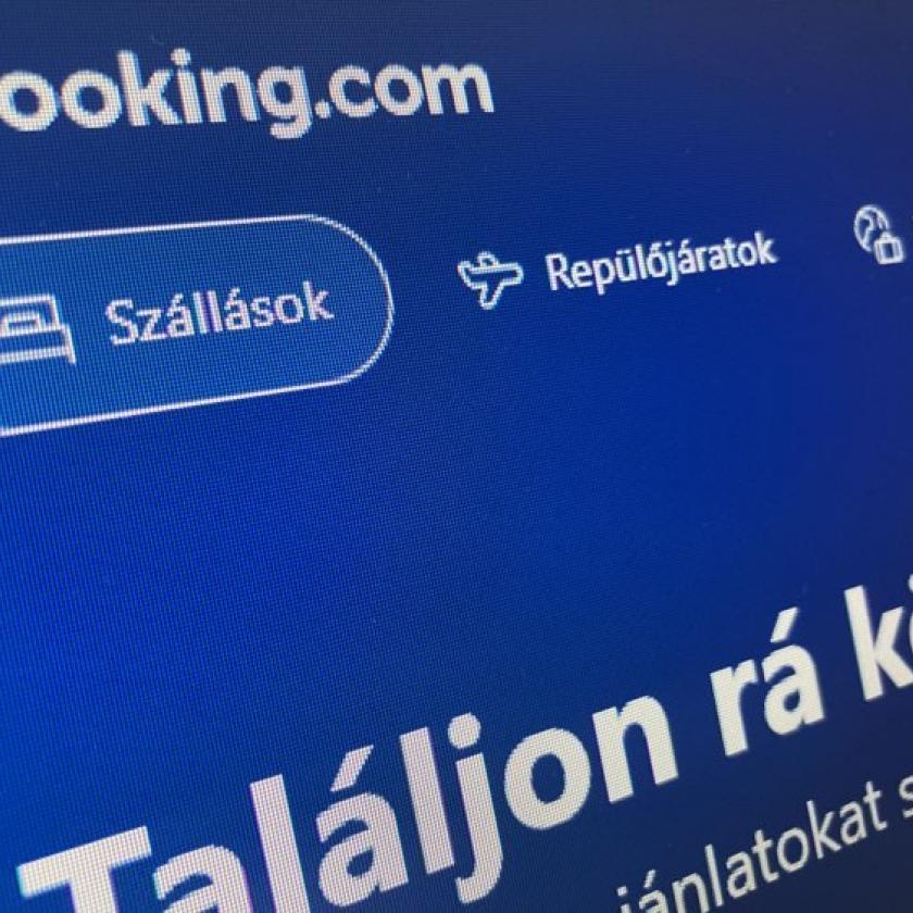 Áll a bál a Booking háza táján