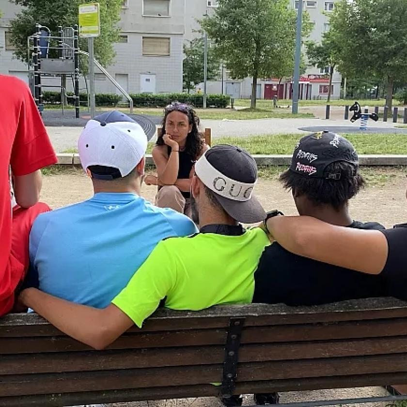 Mi rejlik a franciaországi szegénynegyedek agressziója mögött?