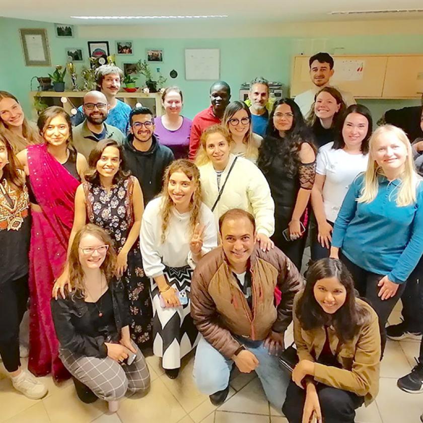 Menekülteknek és bevándorlóknak nyújt egyedülálló díjmentes segítséget a Mira Ház interkulturális közösség tér