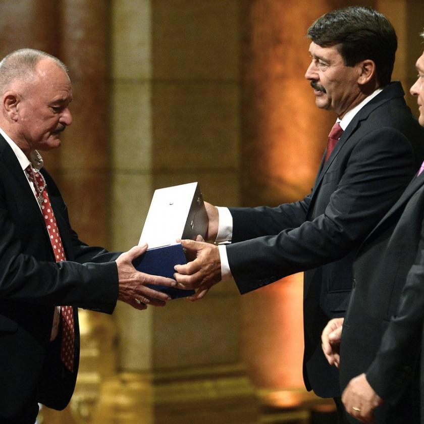 Nagy Feró jubileumi koncertjének központi motívuma a vörös medúza lesz