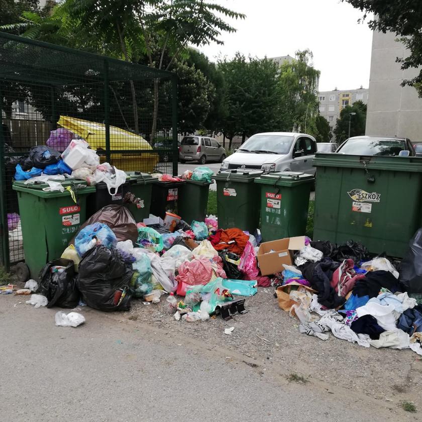 Gyerekek játszanak a téren, megélénkül a szél és penetráns szagot fúj a szél a kukák felől