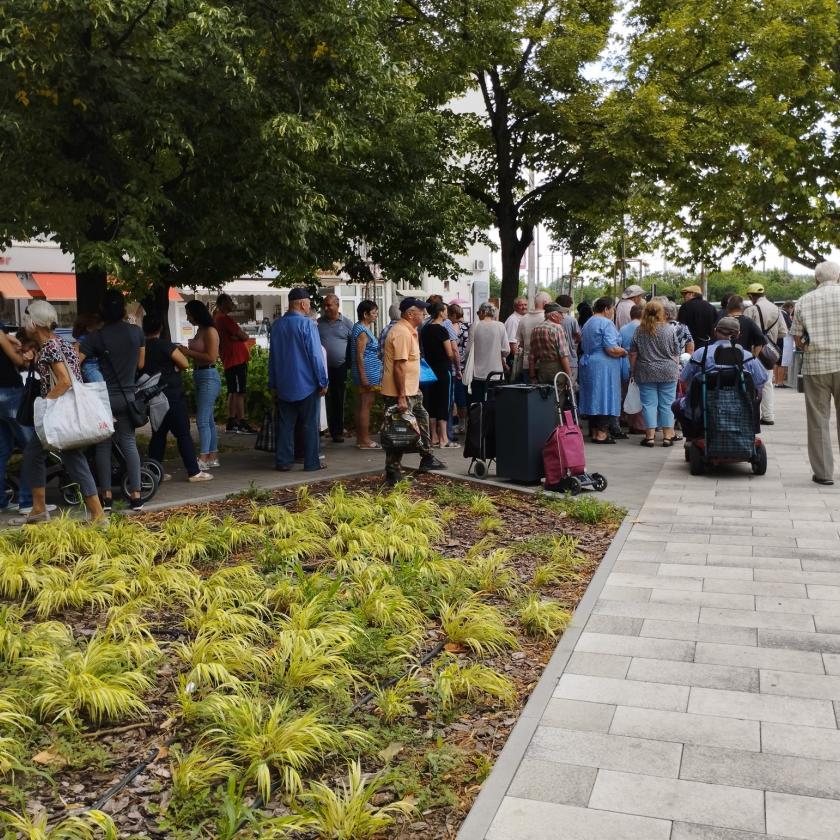 A virágkarnevál árnyékában - Ételosztás "kéretlenül" Debrecenben 