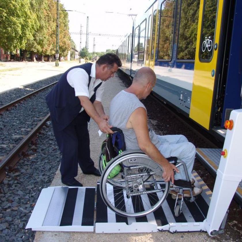 Az utazás előtt 36 órával kell jelezni a MÁV-nak, ha valaki kerekesszékkel szállna vonatra 