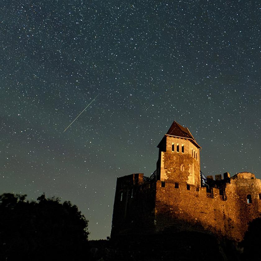 A Perseida meteorraj Hollókő felett