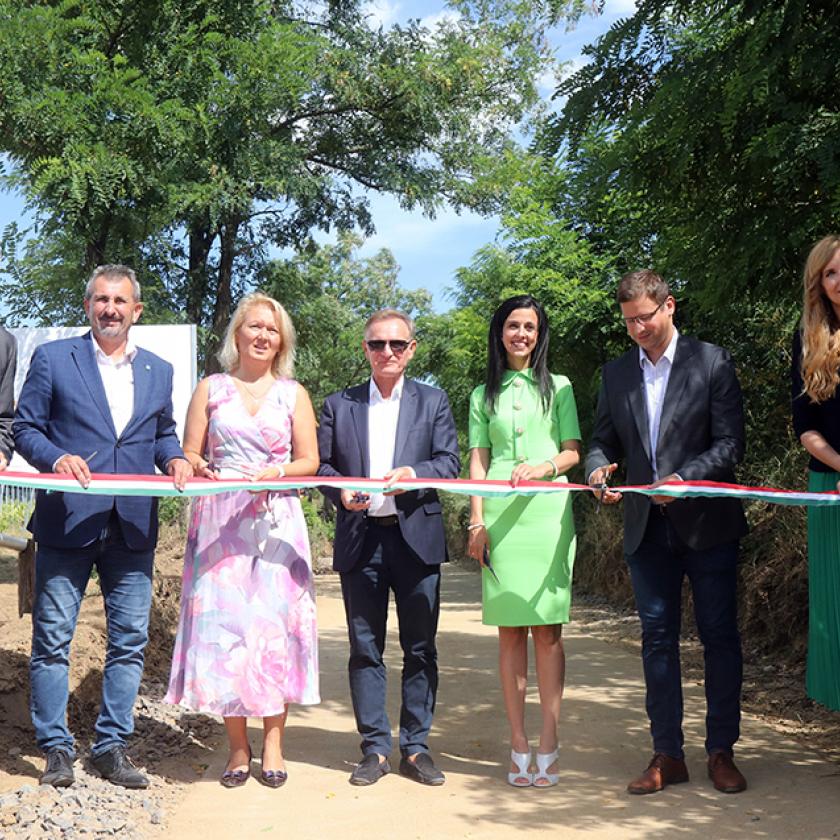 Felújított dűlőutat adtak át Tarcal határában, Gulyás Gergely közreműködésével