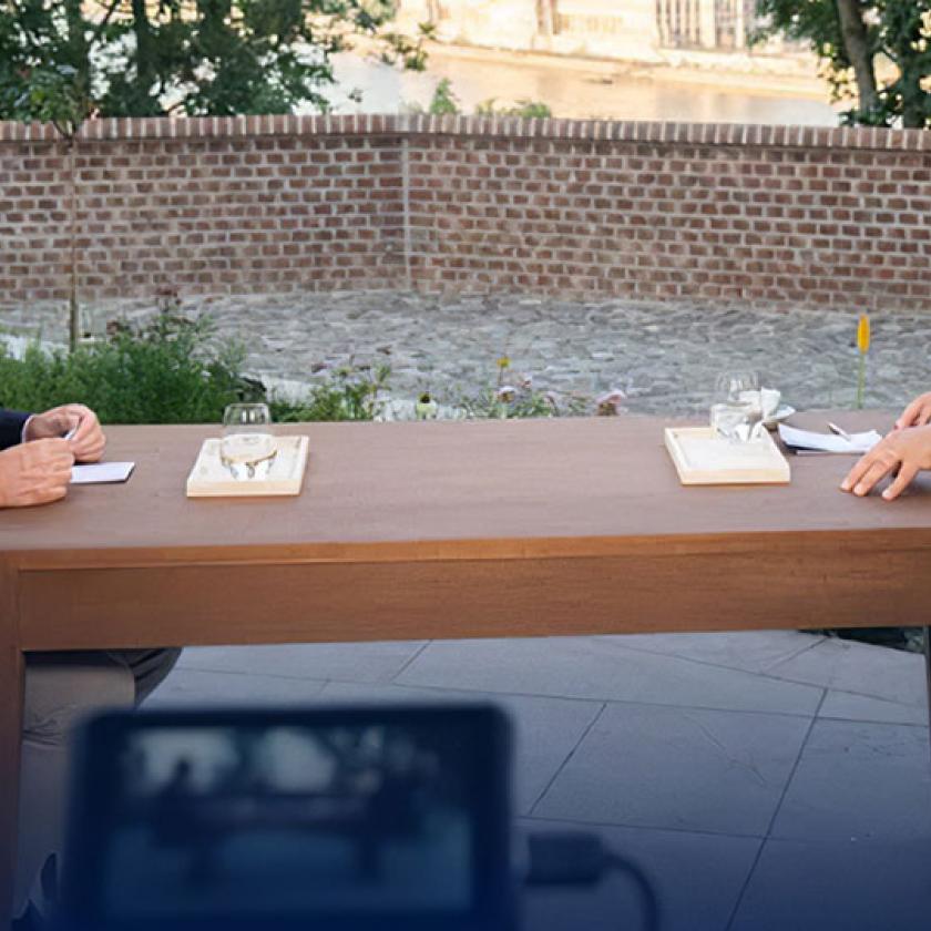 Orbán a Karmeltia teraszán megfejtette a világ problémáit