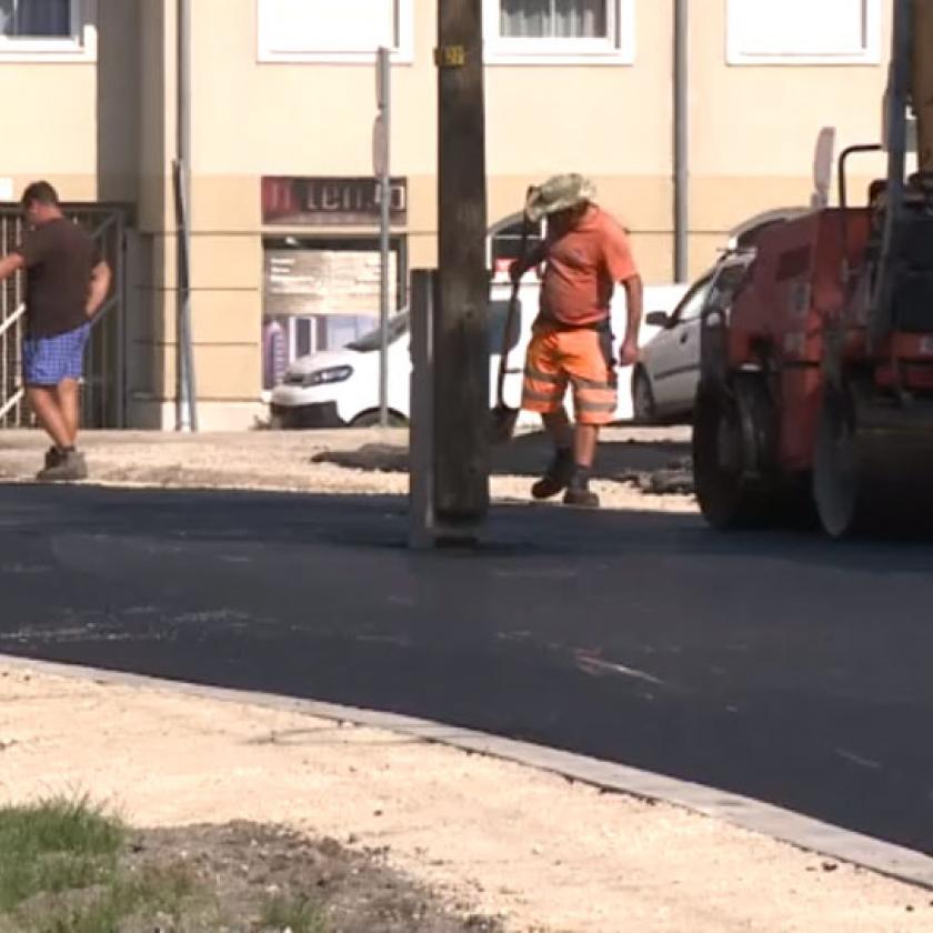 A frissen leaszfaltozott utca közepén hagyták a villanyoszlopokat