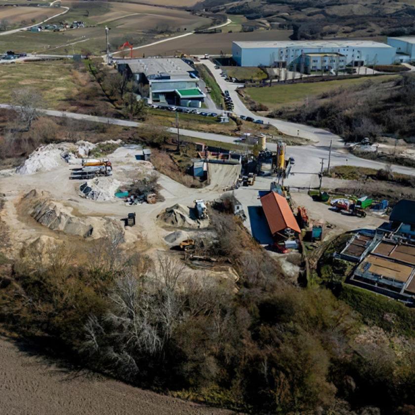 Tudják, hogy túlterhelt a szennyvíztelep, de azért rákötnek még két új ipartelepet