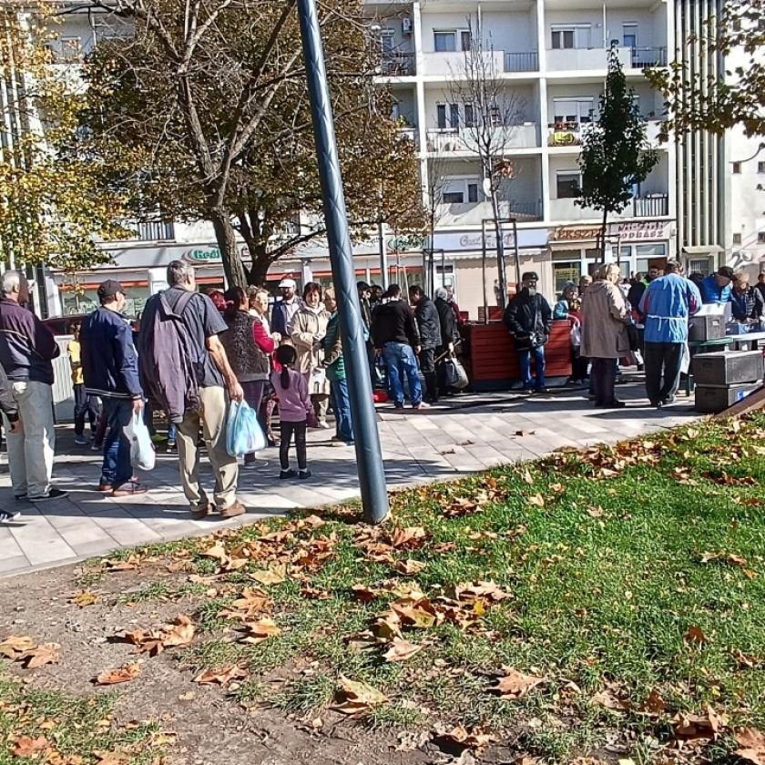 A szeretet töltött káposztája "kéretlenül" - 150 vendég a debreceni ételosztáson 